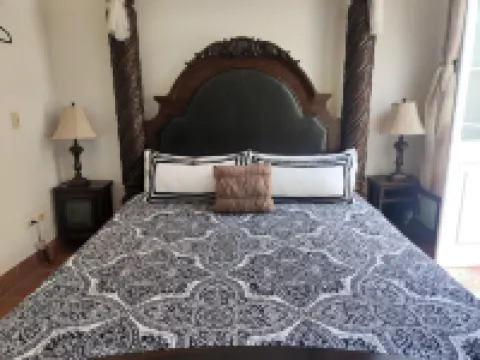 Spacious apartment with free wifi and view of San Francisco Square