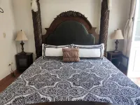 Spacious apartment with free wifi and view of San Francisco Square