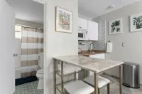 Beachfront Studio w/ Pool Fashionable Free Parking