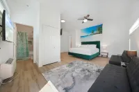 Charming Studio with Private Entrance and Pool Access - Cozy Coastal Retreat Hotel di Inlet Beach