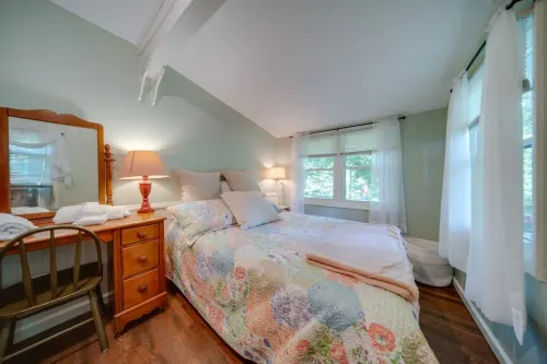 Kayaks, Cozy Cottage and Scenic Wine Tours - Charming Oasis Hotels in Austinburg