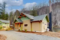 Amazing riverfront cabin with views, deck, firepit, & grill - dog-friendly