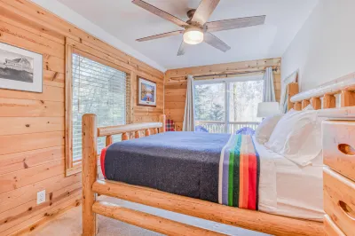 Fantastic river cabin near Mount Hood with private hot tub, firepit, & gas grill