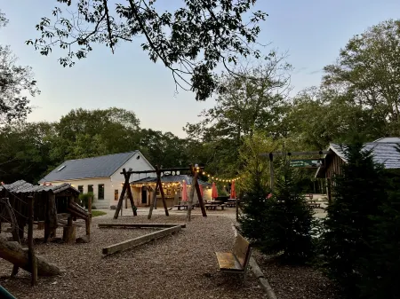 Charming Cabin with Outdoor Fire Pit and Cozy Nook - Enchanting Retreat Отели рядом с достопримечательностью «When Pigs Fly Bakery»