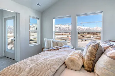 Breathtaking Views and Modern Amenities - Luxurious Mountain Retreat Hotels near Sportsman's Warehouse