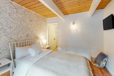 Dog-friendly home with firepit, grill, foosball, Ping-Pong & fireplace