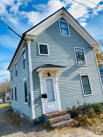 Spacious Upper Unit with Beach Parking Included - Charming Cozy Retreat