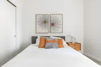 The Sophari 1BR Experience:Modern Living|Pool+Gym - Badekar
