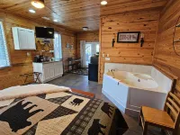Cozy Cabin with Fire Pit and Jetted Tub - Charming Serene Haven Hotels in Township 1
