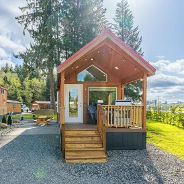 Rainforest Retreat Tiny Home: Bohemian Cottage