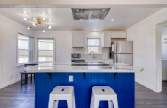 Bright Living Space with Free Parking and Smart TVs - Stunning Getaway