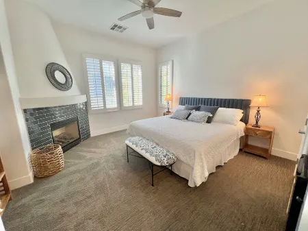 Luxurious Remodeled Studio in La Quinta #C Отели рядом с достопримечательностью «Библиотека Ла Куинта»