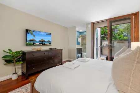 Ocean Views and Built-in Spa - Stunning Beachy Chic Haven Отели рядом с достопримечательностью «Шелл Бич»