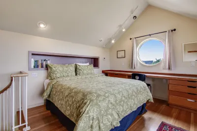 Charming cottage w/ dramatic views and fireplace. Ideal location