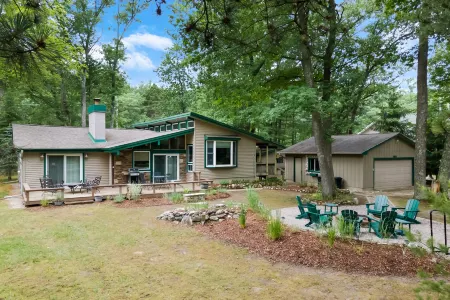 Private Decks and Large Backyard Oasis - Gorgeous Charming Cabin Отели в г. Элк Рапидс