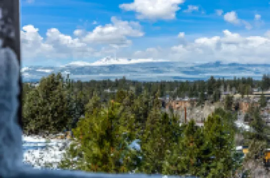 Mountain Views and Stylish Comfort - Alluring Bend Retreat