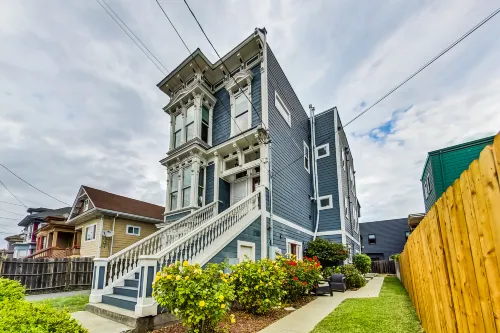 High Ceilings and Elegant Appliances - Charming Spacious Haven