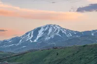 Minutes to Deer Valley and Park City, Private Hot Tub, Mountain Views, Living + Family, Pet Friendly