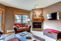 Cozy Condo with Outdoor Hot Tubs and Scenic Views - Charming Mountain Retreat