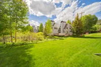 Ski Mountain Vistas and Cozy Living Space - Inviting Mountain Retreat Hotels in Mountain House