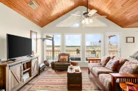 Luxury Lake Life - Boat Dock, Outdoor Kitchen, Basketball Court, Game Room & Bar Hotels in Hudson Bend