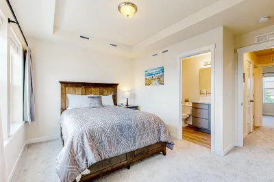 Newly built, dog-friendly townhouse with fenced patio & convenient location 프랭클린 공원 주변 호텔