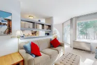 Charming mountainside condo with fireplace, skiing, balcony, & washer/dryer Hotels in Warren