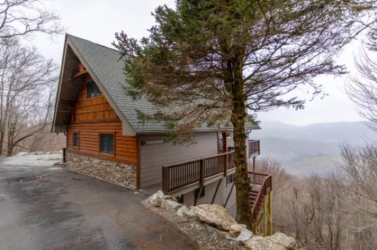 Spectacular Mountain Views and Hot Tub - Exquisite Cabin Retreat