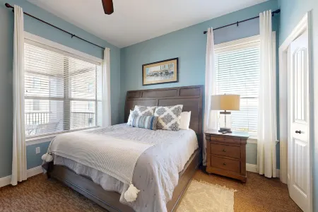 Hill country corner condo at The Waters - central AC, lake views & washer/dryer