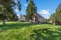 Cozy Game Room and Scenic Deck - Charming Chalet Retreat Hotels in Deschutes County