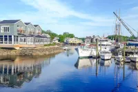 Studio cottage close to beach & golf with outdoor pool, firepit, & basketball Hotels in Kennebunk