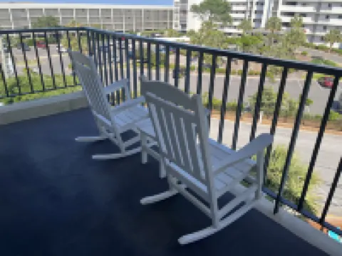 Private Balcony and Pool Views - Charming Coastal Escape 來特斯維海灘酒店