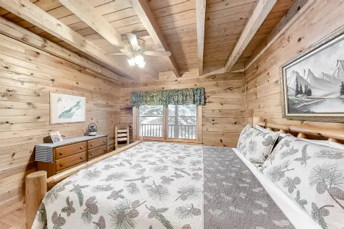 Beautiful custom cabin on private lake w/ foosball, hot tub, & fireplace Hotels in Blount County