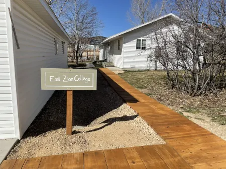 Cozy Cottage with Fenced Yard and BBQ - Inviting Family Retreat
