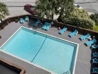 Private Balcony and Convenient Amenities - Coastal Chic 뉴 하노버 카운티 호텔