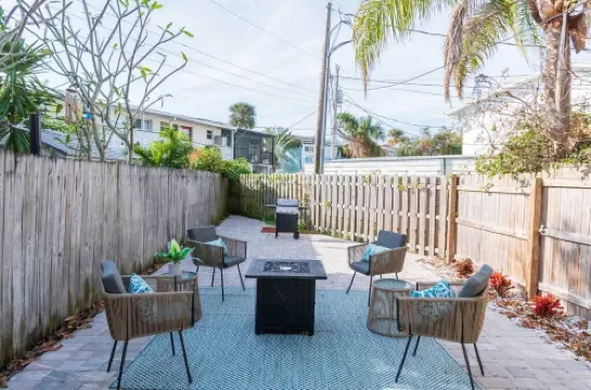 Spacious Townhome with Private Patio - Luxurious Tranquil Oasis