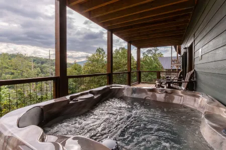 Spacious Cabin with Game Room and Scenic Views - Stunning Mountain Retreat Отели рядом с достопримечательностью «Little Mountain Church Village»