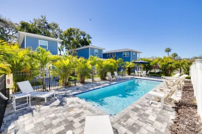 Shared Pool and Culinary Kitchen Retreat - Charming Cozy Escape Hotels near Honeymoon Island State Park