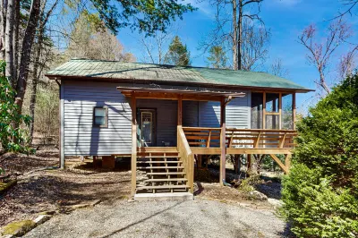 Lovely riverfront cabin in secluded setting w/ private hot tub, deck, & firepit فنادق في Fannin County