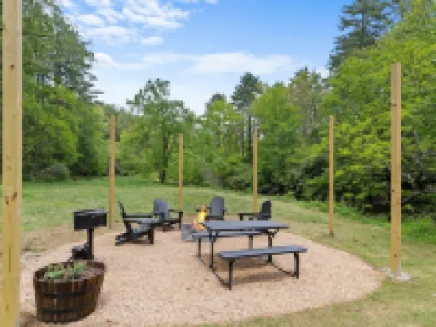 Creekside Vibes - 1 Bedroom Cozy Cabin w/ Outdoor Fire Pit + Pet Friendly! Hotels in Laurel Fork