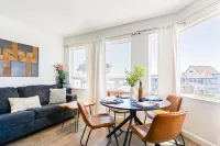 Breezy Beach Escape with Ocean Views and Communal Lounge - Stylish Retreat Hotels near Cayucos State Beach
