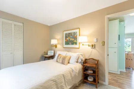 Charming Coastal Cottage with Mountain Views - Inviting Serenity Escape