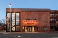 ラマダ バイ ウィンダム ミルウォーキー UWM English as a Second Language Program周辺のホテル