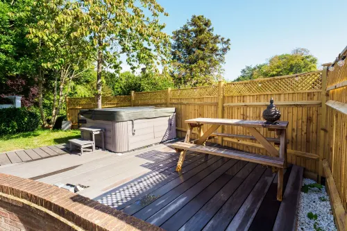 The WhiteCottage at Gildridge wd Hot Tub Hotels in Halland
