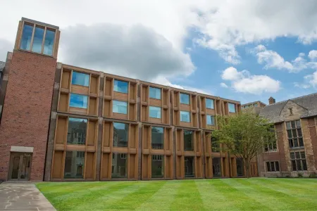 West Court - Cambridge - Campus Accommodation Отели рядом с достопримечательностью «The Corpus Clock»