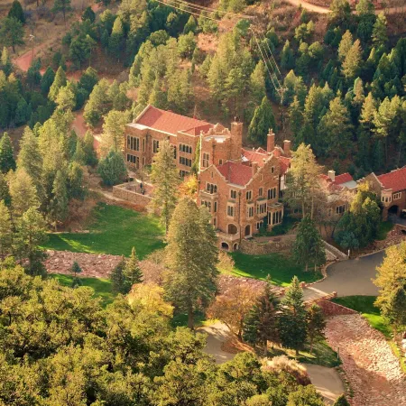 Glen Eyrie Castle & Conference Center A Ministry of the Navigators Отели рядом с достопримечательностью «Сад богов»