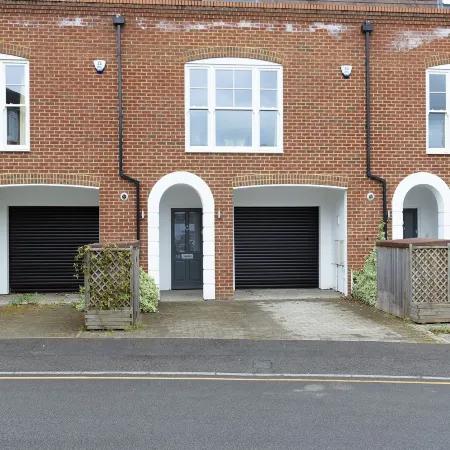 Immaculate Central Windsor Town House with Parking Отели в г. Виндзор