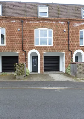 Immaculate Central Windsor Town House with Parking Hotels in Old Windsor
