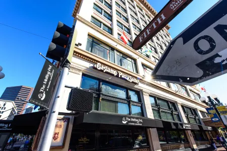 Gaslamp Plaza Suites Отели рядом с достопримечательностью «Сан-Диего – Коронадо мост»