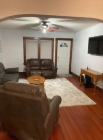 Charming 2-bedroom house with WiFi, AC in delightful La Crosse